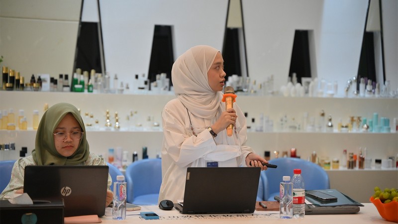 DEVA team communicating with Indonesian clients regarding OEM project details and requirements